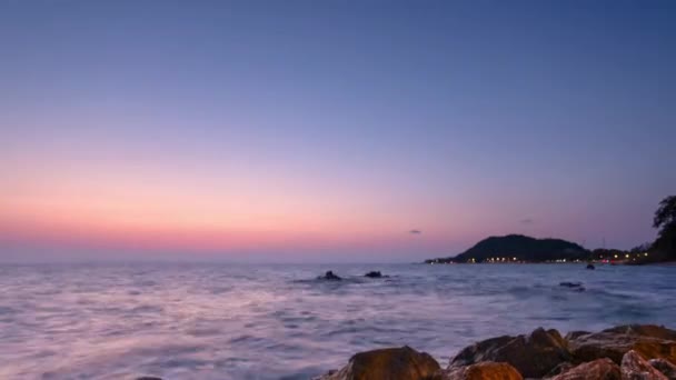 4k TimeLapse naplemente, napkelte az Ocean Beach, tengerre néző. Hullámok Időközű Thaiföldön, Twilight Sea Sun tájkép a Chuntaburi, Thaiföld nyáron, Crepuscularis, alkonyat — Stock videók