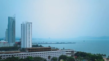 Yağmurlu bir günde Pattaya plaj 4k, Timelapse görünümü. Chonburi, Tayland .