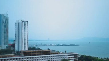 Yağmurlu bir günde Pattaya plaj 4k, Timelapse görünümü. Chonburi, Tayland .