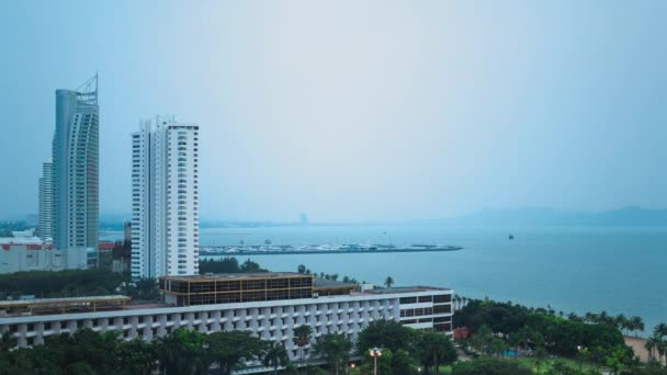 4k, timelapse uitzicht op Pattaya Beach in regenachtige dag. Chonburi, Thailand . — Stockvideo