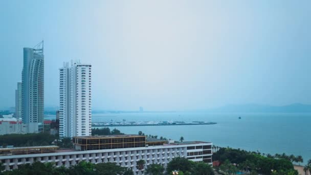 4k, Timelapse vista de la playa de PATTAYA en días lluviosos. CHONBURI, Tailandia  . — Vídeos de Stock