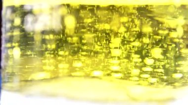 Kabarcıklar 4 k 3840 x 2160 Ultrahd görüntüleri - kabarcıklar ve bira 4 k 2160 p Uhd video cam hızlı hareket köpük bardak bira yavaş tam hareketli