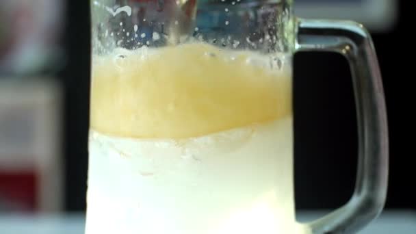 유리에 따르는 빛 맥주의 슬로우 모션입니다. 소니는 6300, 120 프레임 촬영 — 비디오