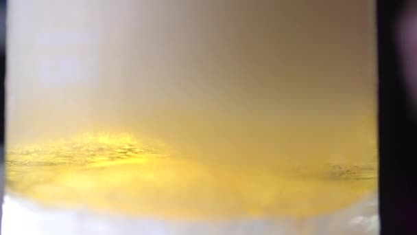 Mouvement lent de verser de la bière légère dans le verre. Tourner par SONY a 6300, 120 FPS 