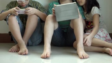 4k, Tablet bilgisayar ve akıllı telefonda online oyun oynayan genç asyalı çocuk .