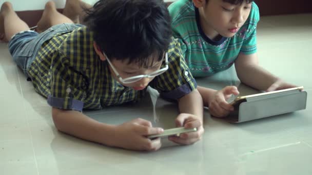 4K, Happy Asian Boy gra w gry online na tablecie komputer i inteligentny telefon . — Wideo stockowe