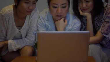 4 k orta çekim bilgileri resourcing ve konuşurken Asya grup. Bir dijital dizüstü bilgisayar ve wifi evde kullanma
