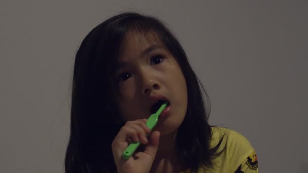Young kid brushing her teeth — Stock Video