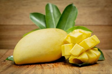 Mango koyu ahşap arka plan üzerinde. renklendirme.