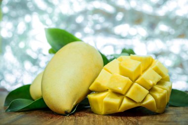 Ahşap masaya taze mango koyun.