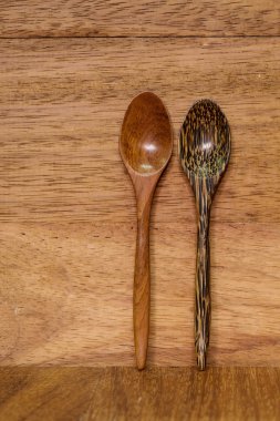 Ahşap arka planda tahta kaşık koyu kahverengi.