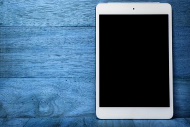 Tablet bilgisayarı ahşap masada.