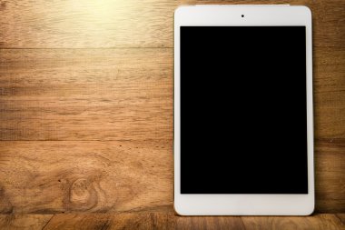Tablet bilgisayarı ahşap masada.