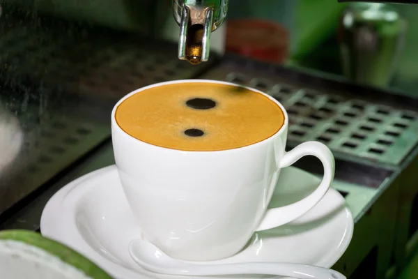 Primer plano del espresso que se vierte de la máquina de café. Cerveza de café profesional — Foto de Stock