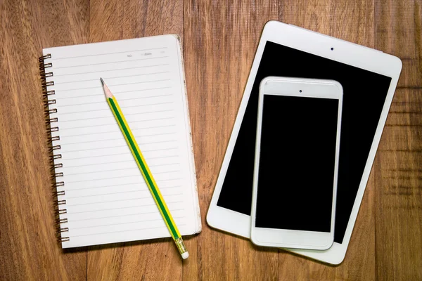 Leeres Tablet und Telefon mit leerem Ordner auf einem hölzernen Arbeitsplatzrechner — Stockfoto