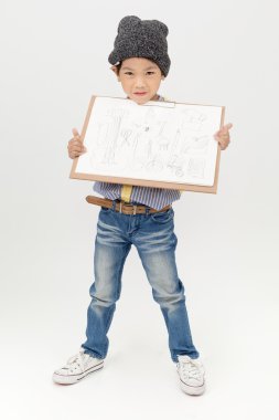 Holding bir boş sanat kurulu mutlu Asyalı çocuk 