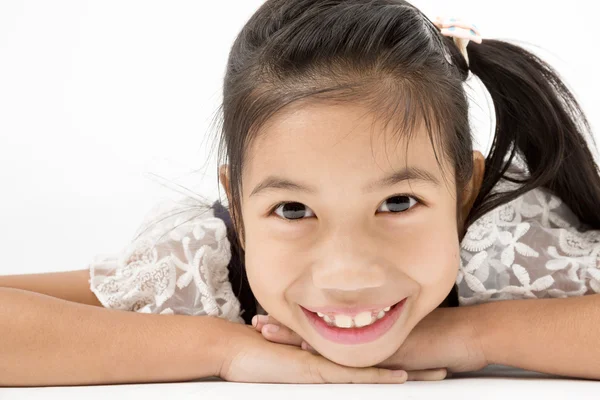 Porträtt av asiatiska söt flicka med leende ansikte — Stockfoto