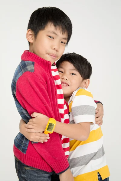 Портрет двух азиатских милых мальчиков с улыбкой на лице — стоковое фото