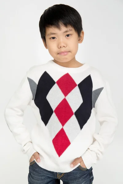 Портрет азиатского милого мальчика с улыбкой на лице — стоковое фото