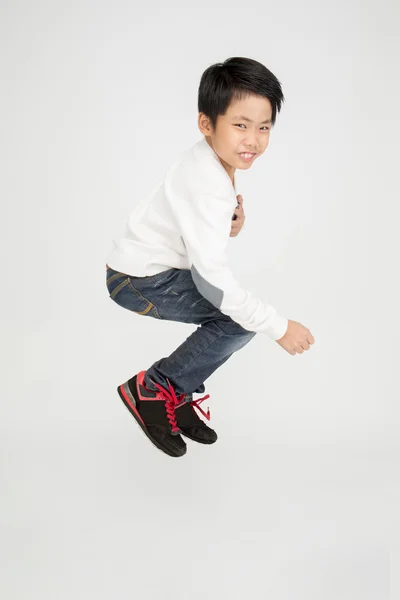 Asiatico carino ragazzo è jumping con sorriso faccia — Foto Stock