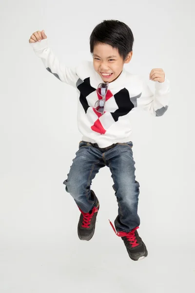 Asiatico carino ragazzo è jumping con sorriso faccia — Foto Stock