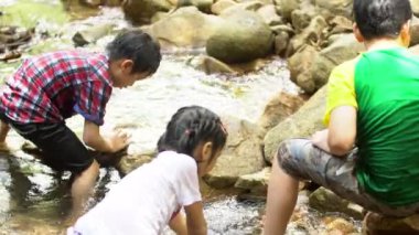 4k ,Grup os asya çocuk oturup nehirde oynamak .