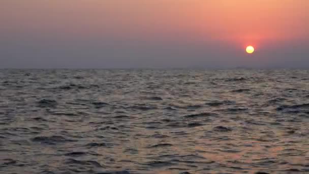 4k Sonnenuntergang am Meer, Blick auf Meereswellen, exotischer Strand in der Dämmerung, Sonnenuntergang Meereslandschaft, Urlaubszeit, Sommerurlaub Hintergrund — Stockvideo