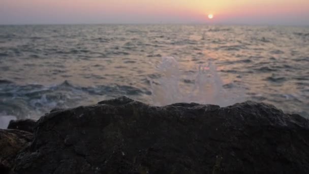 일몰 (슈퍼 슬로우 모션으로 바위에 물 튀는) — 비디오