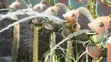 Antik çeşme balık şeklinde. Güzel su akışı.