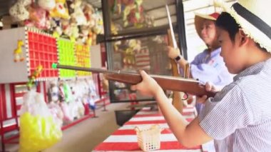 4k, mutlu Asya aile ahşap silahla oyun oynama.