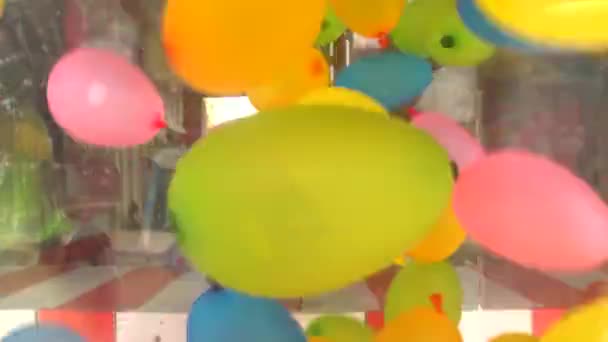 4k, close-up ballon worden weggeblazen in vak — Stockvideo