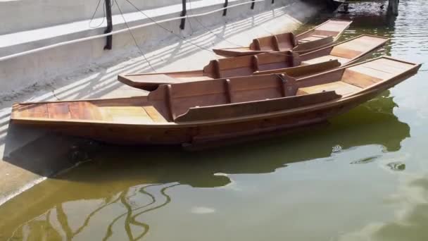 4k, Fisherman wooden boat on the river. — Stock Video