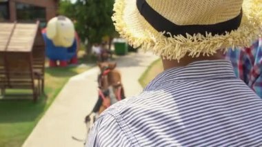 4k, Asya çocuk oturup üzerinde taşıma, yolda hareket