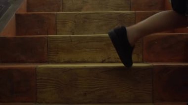 4k, Asya çocuk yukarı merdivenlerden tek başına, el kamera