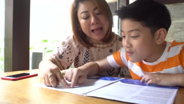 Happy asian family boy and parent reading together — Stock Video