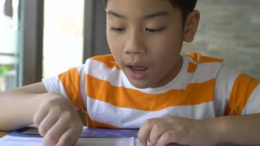 4k, küçük Asya şirin çocuk kağıt sayfasındaki metin okuma