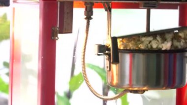 4k, bir ticari mısır patlatma makinesi statik bir kadeh.