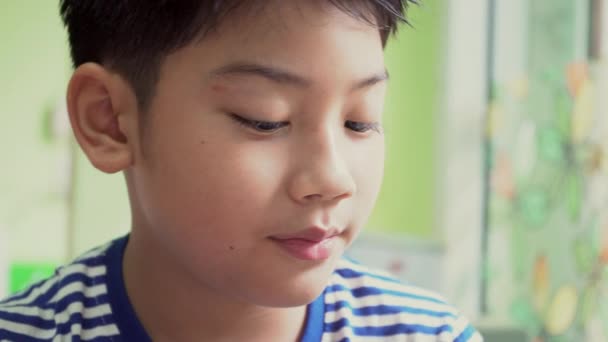 Jovem feliz asiático menino jogando jogo com tablet computador  . — Vídeo de Stock