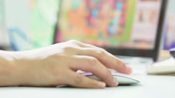 Mano femminile Utilizzando un mouse per computer, con sfondo schermo del computer portatile . — Video Stock