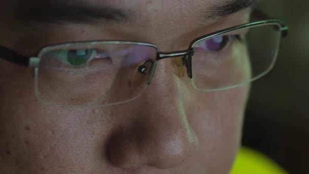 Close-up of asian man with social media reflecting in his glass lenses — Stock Video