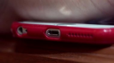 Şarj cihazını cep telefonunuza takmadan el