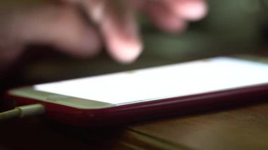 bir akıllı telefon kullanan el