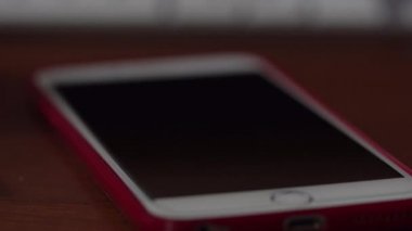 bir akıllı telefon kullanan el