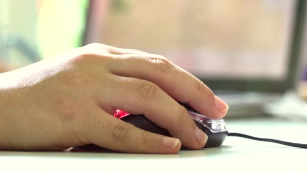 Mão feminina usando um mouse de computador, com fundo de tela do laptop . — Vídeo de Stock