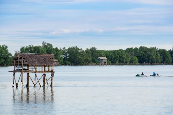 Pequena cabana no mar na Tailândia — Fotografia de Stock