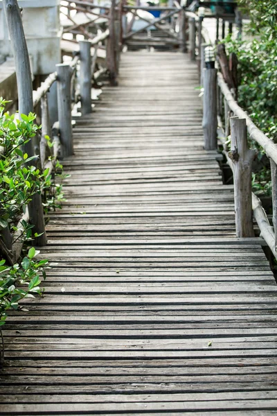 Старый деревянный мост, винтажный стиль — стоковое фото