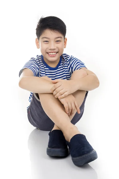 アジアの少年の幸せな笑顔カメラ目線の肖像画 — ストック写真