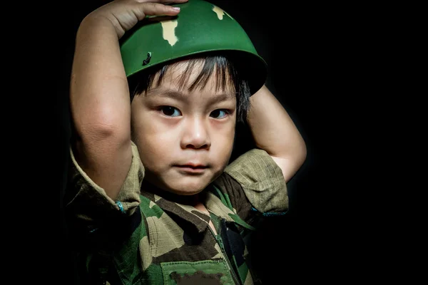 Jovem asiático menino vestido como um soldado — Fotografia de Stock