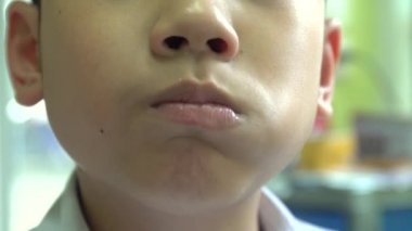 Küçük Asyalı çocuk yemek ve televizyon izlerken seviyor