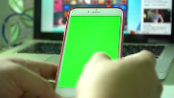 Vrouwelijke hand met behulp van een slimme telefoon met een Green-Screen — Stockvideo